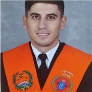 Profesor de matemáticas imparte clases a niños de primaria y primero y segundo secundaria